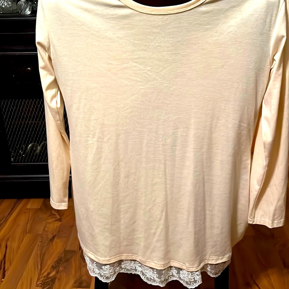 Comfy shirt with lace bottom